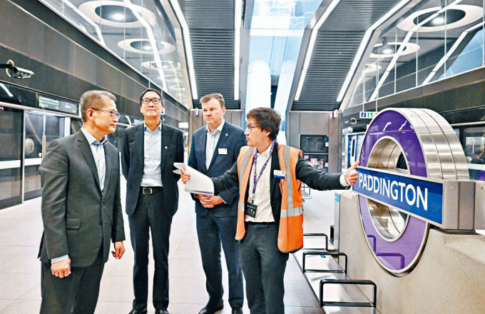 陈茂波（左）到访伦敦Paddington站，了解港铁公司附属公司营运的伦敦铁路伊利沙伯线。