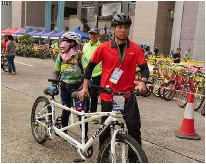 熱愛單車的邱少明(前)，不時代表消防單車會參與比賽。資料圖片