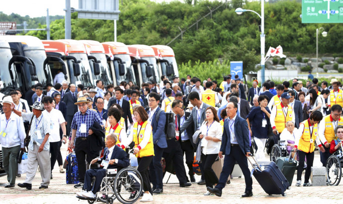 载著89名南韩离散家属及代表团成员的旅游巴前往北韩的金刚山与离散家人团聚。AP图片