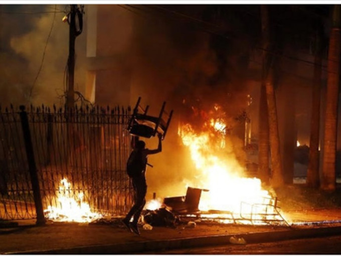 示威者闯入国会大楼到处焚烧杂物。AP