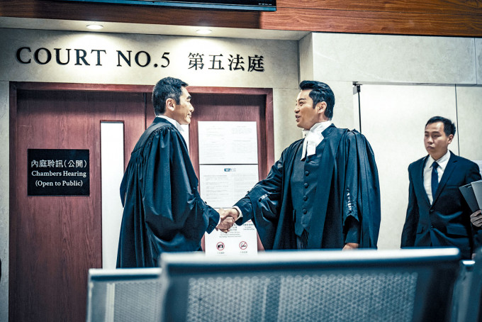 ■方中信和谭耀文在《一级指控》中，分饰大律师和检察官。