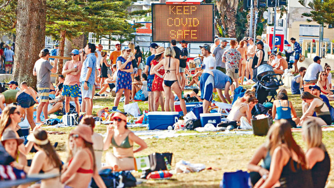 ■雪梨海灘擠滿消暑的人。