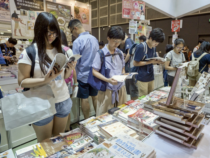 一连7日香港书展将于明天在湾仔会展举行，书展参展商已陆续到达现场设置摊位。资料图片