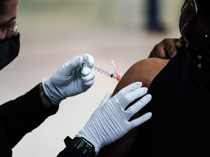 全美至今约有5600万名成人完成接种疫苗。AP　　