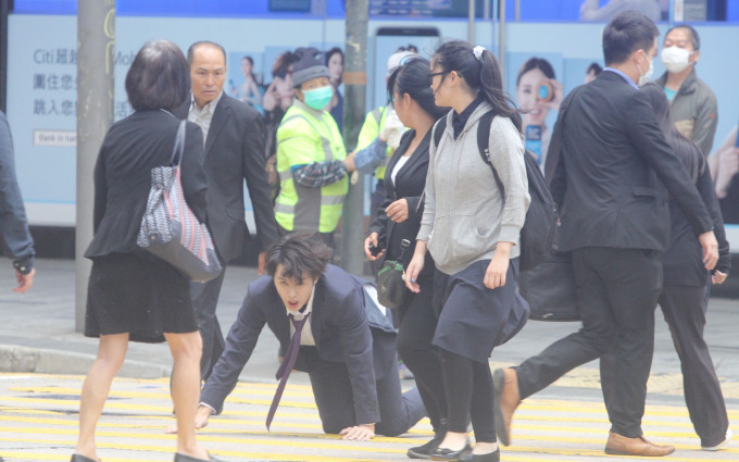 广沛爬在马路上来回多次拍摄，除了临时演员外，还引起不少路过巿民投以奇异目光。