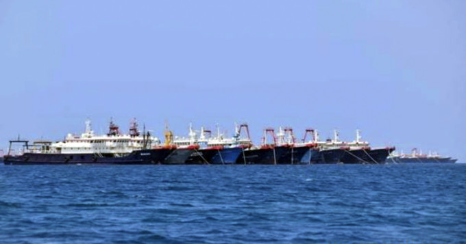 南海爭議水域出現數百艘中國船隻。AP圖片