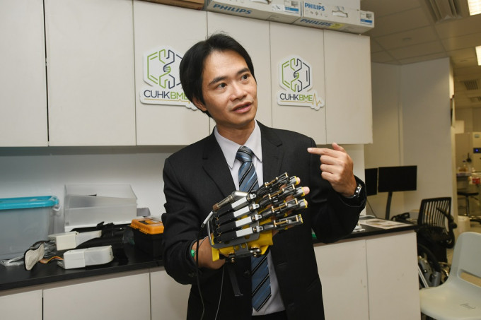 中文大學生物醫學工程學系系主任湯啟宇研發復康機械手「希望之手」。褚樂琪攝