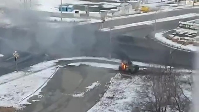 一辆俄罗斯军车在哈尔科夫街头焚烧。互联网图片