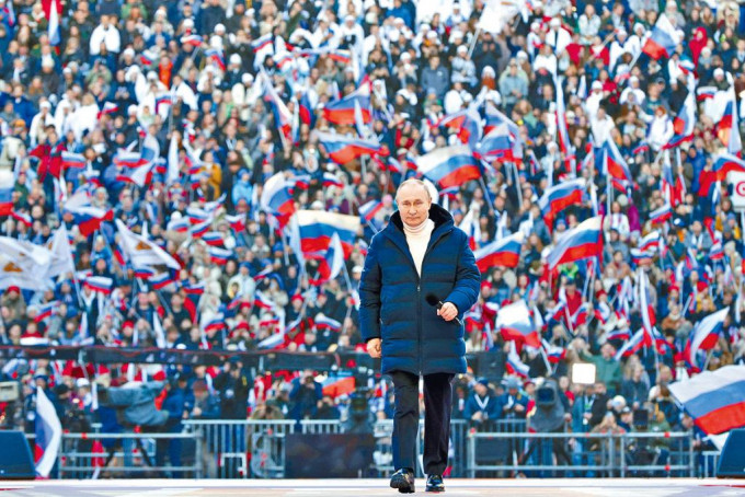 普京周五出席慶祝吞併克里米亞的大集會。　