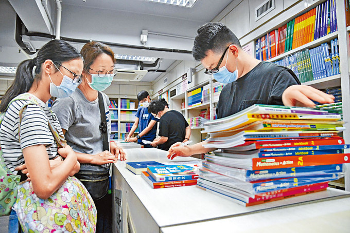 消委会调查发现，中小学新学年平均购书费近三千元，分别较上学年升近半成。　