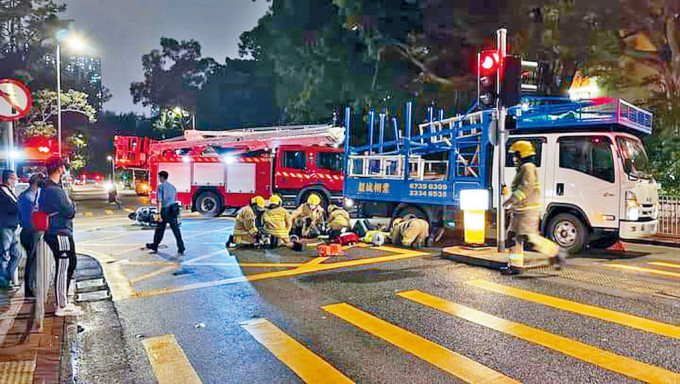 消防員拯救被困車底電單車女乘客。