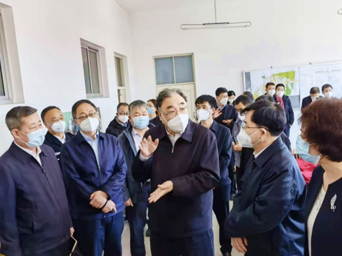国家卫健委主任马晓伟（中）等官员前往黑龙江省调查研究。网图