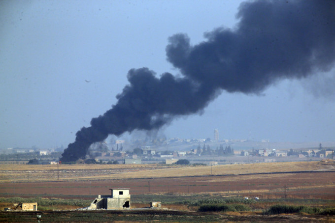 土耳其部队轰炸期间叙利亚内部的一场大火冒出滚滚浓烟。AP
