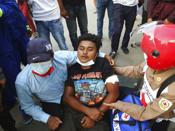 曼德勒多人中弹受伤。AP图片