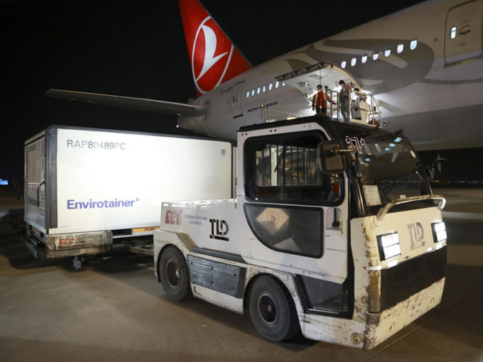 中國首批新冠肺炎疫苗抵達土耳其首都安卡拉的埃森博阿機場。AP圖片