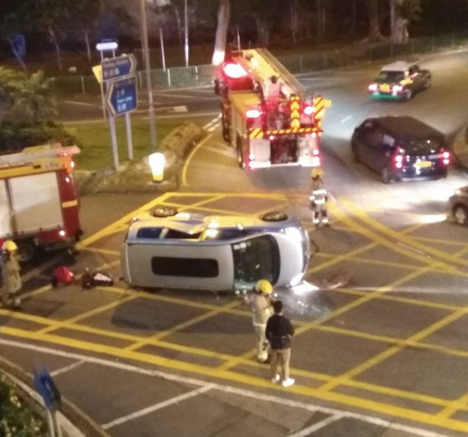 粉嶺迴旋處私家車失事。香港突發事故報料區Kp Bowie‎ 圖片