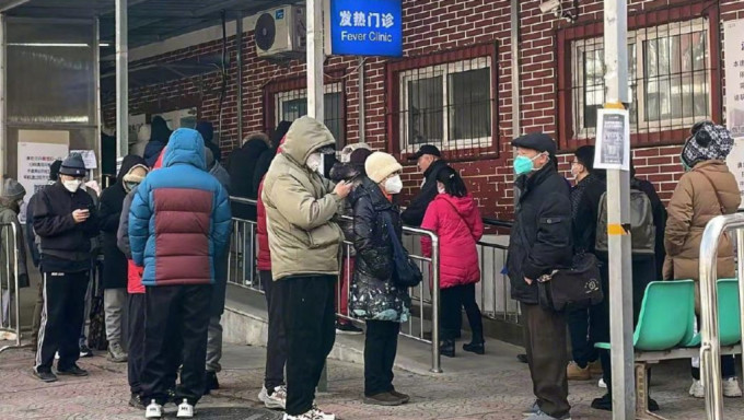 上海发烧门诊挤满人。网图