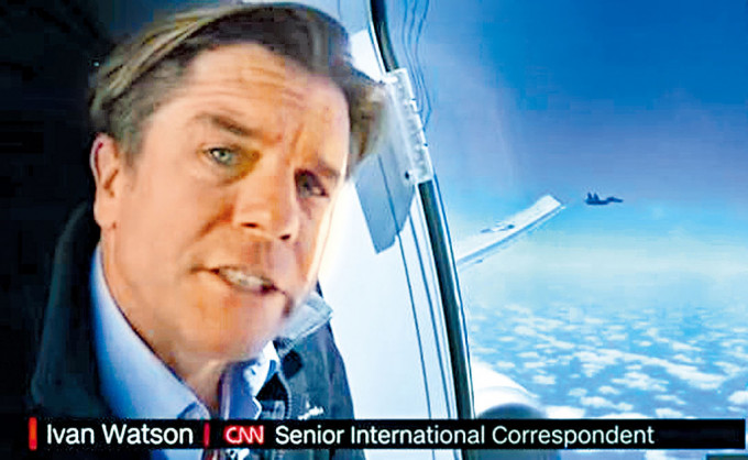 美军巡逻机上的CNN记者。窗外不远处是中国战机。