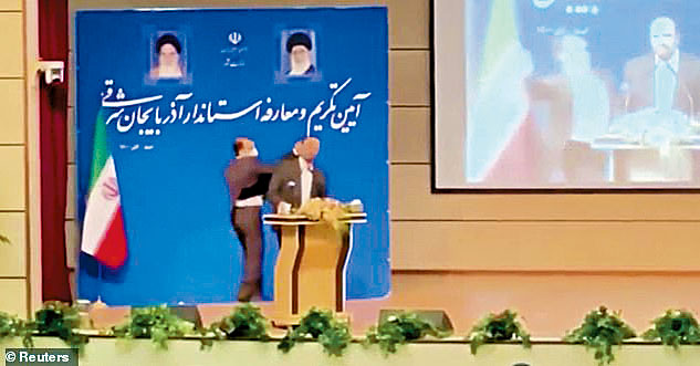 ■伊朗一名男子(左)冲上讲台，掴了阿塞拜疆省新任省长霍拉姆一巴掌。