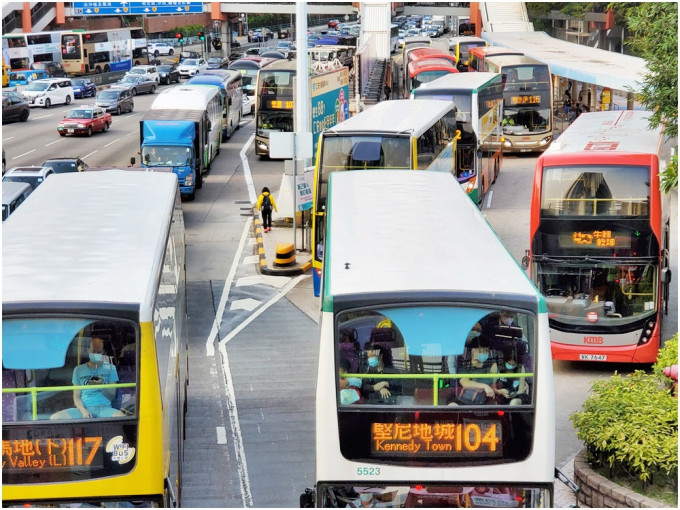 本港4间专营巴士公司的巴士路线由今日起加价。资料图片