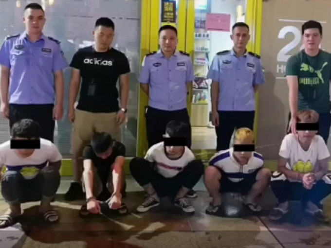 湛江数名男子持刀闯入一间无人超市抢劫，被当地警方刑事拘留。