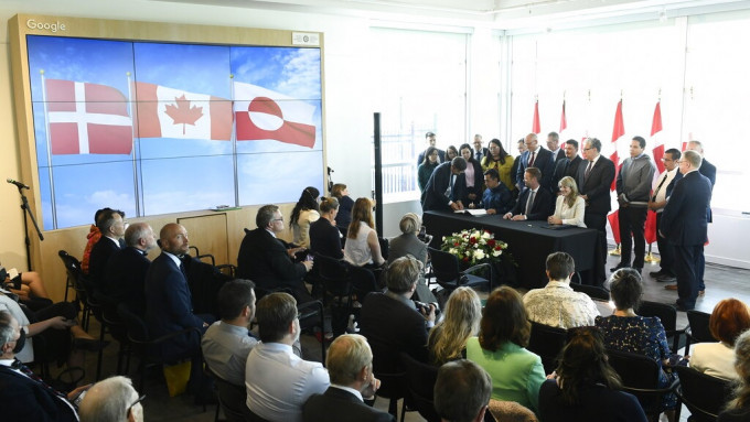 两国今日在渥太华签定协议，解决了领土纷争。美联社图片