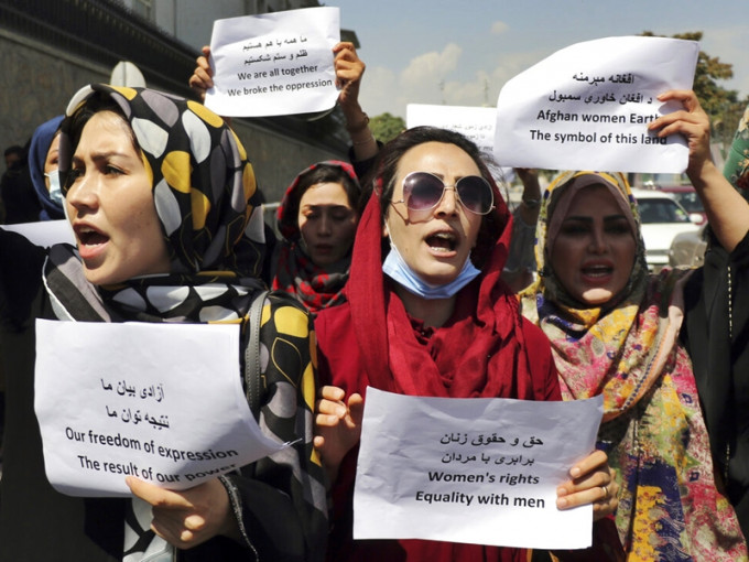 阿富汗有婦女上街抗議塔利班組建「全男班」臨時政府。AP圖片