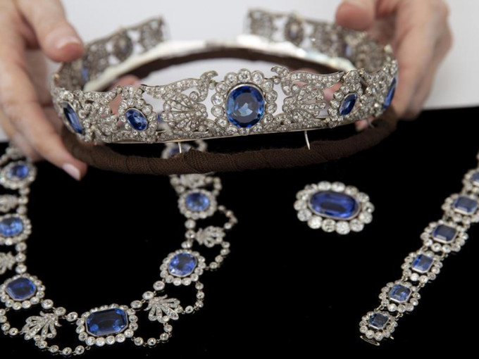 9件以鑽石和藍寶石為主的皇家珠寶拍賣，以165萬美元成交。網圖