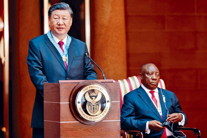 南非总统拉马福萨（右）向习近平颁授「南非勋章」。