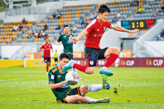 林学曦（上）阵上表现拼搏，无奈香港U23仍以0:1不敌深水埗，无缘足总杯8强。