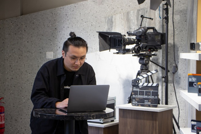 HKDI动画及视觉特效高级文
凭学生黄霆锋 首次 执导一套以
延展实境（ Extended Reality, XR）技术制作的微电影，他希望邀请父亲观赏首播会让
父亲 多 了解他参与电影工作。