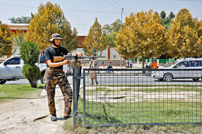 案發後塔利班戰士在俄大使館外駐守。