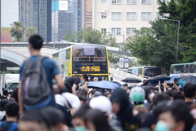 示威活動令附近一帶交通受阻。