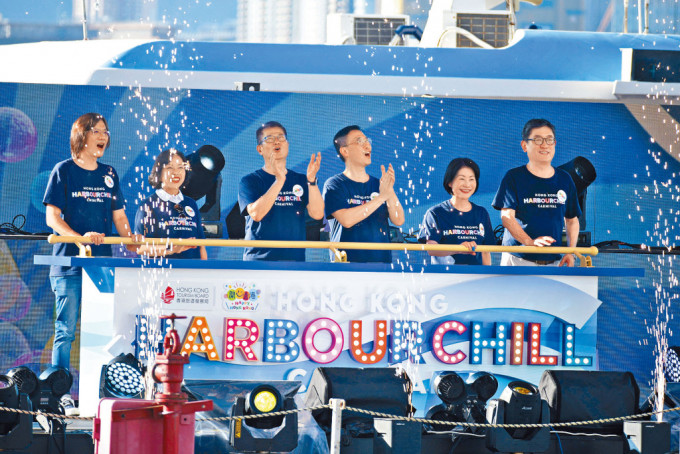为响应「开心香港」一系列活动，旅发局在湾仔海滨举行「乐聚维港嘉年华」。 