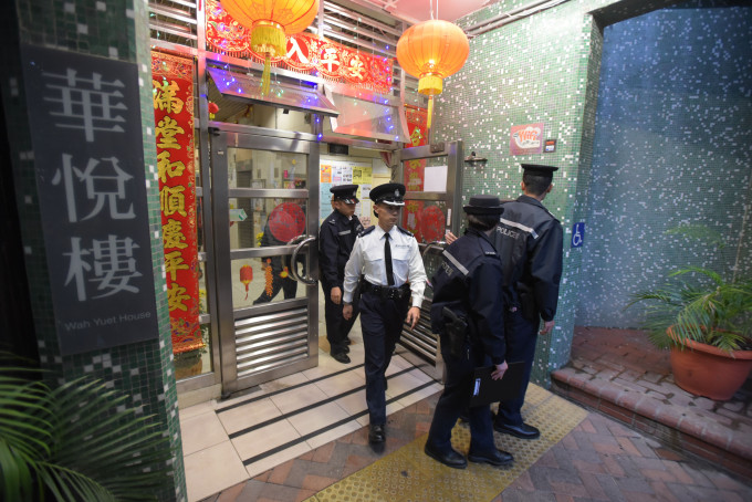 警员在天华邨华悦楼对开巡逻时，发现多人聚集涉违限聚令。资料图片