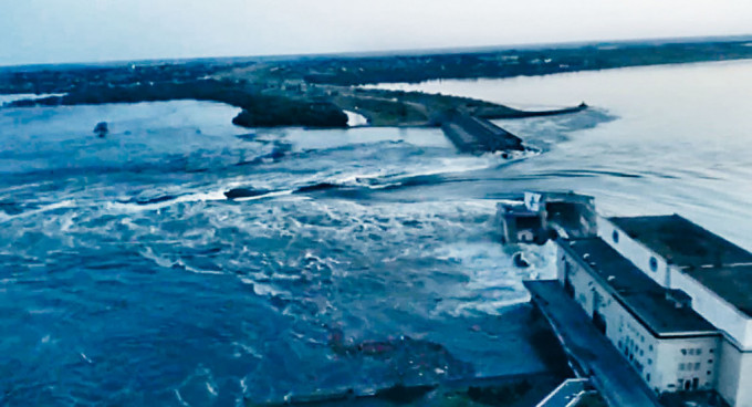 建於第聶伯河上的卡霍夫卡水電站大壩崩塌，洪水湧出。