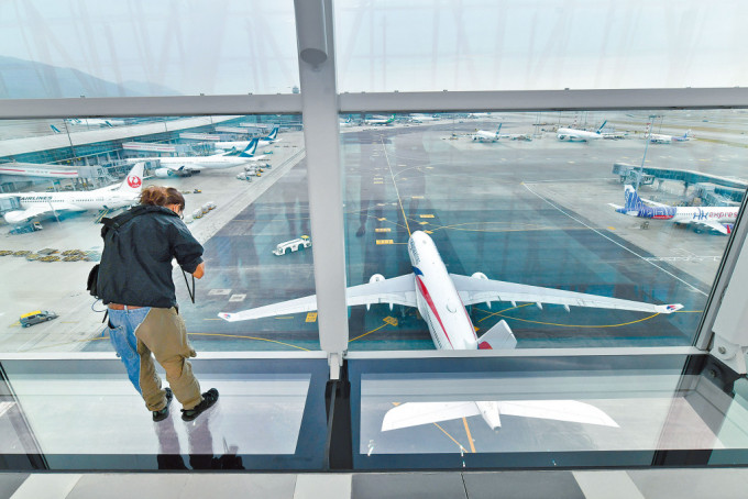 客機通過機場天際走廊，成為旅客的「打卡」焦點。