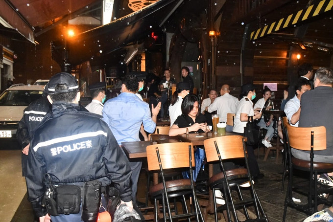 警方连同食环巡查20多间酒吧。