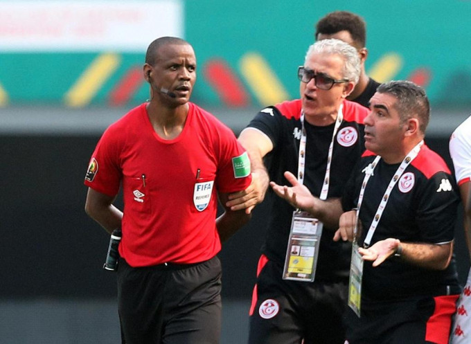 施韦加（左）在执法突尼西亚对马里的比赛时，两度提早鸣笛引起热议。网上图片