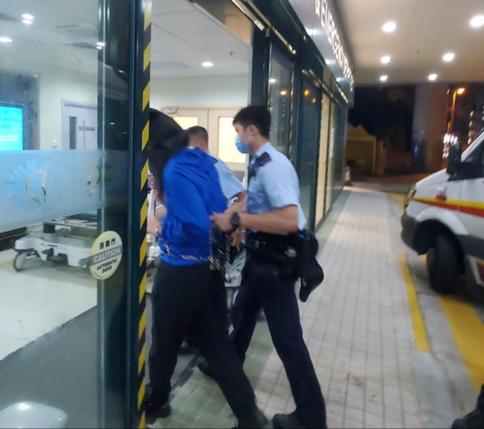 被捕俗称「Lunch哥」的男子押解到医院。