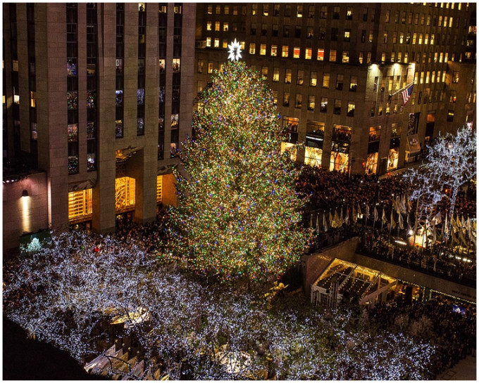 洛克菲勒中心圣诞树亮灯吸引大批游客观看。AP