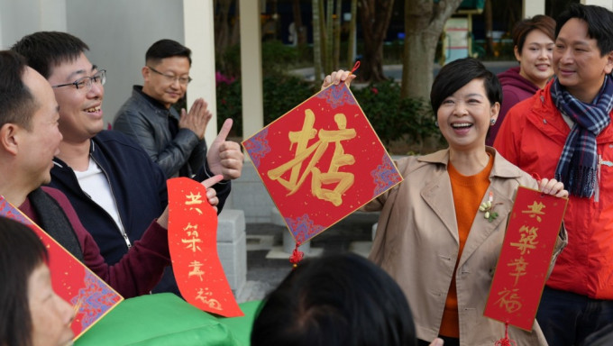 何永贤向市民拜个早年，祝大家蛇年幸福满舍。何永贤fb