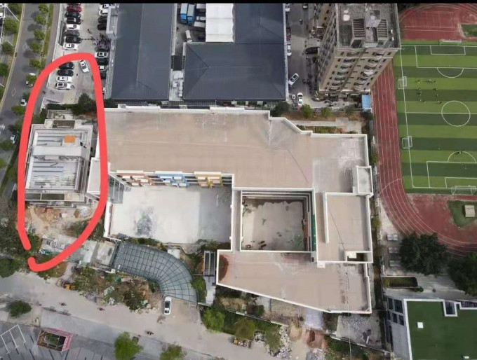 3层高楼宇（红圈）位于幼儿园旁边，开发商解释是教师培训中心。