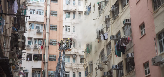 消防射水灌救。 杨伟亨摄