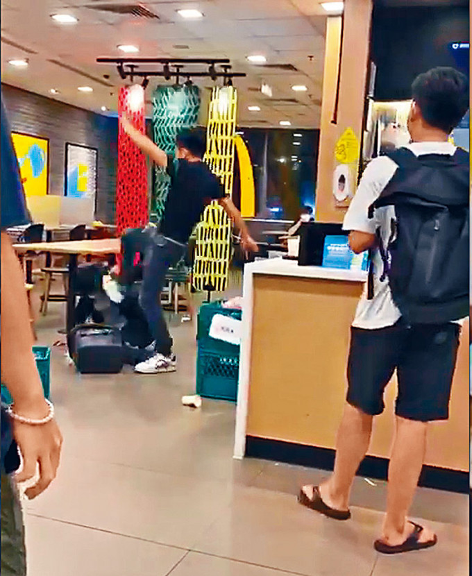 快餐店經理倒地,兇徒仍向他襲擊及踩頭。