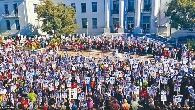 加州大學柏克萊分校周一有四千多名教職員集會，要求提高薪酬和福利。