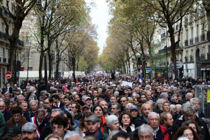 巴黎有超过10万人游行，谴责反犹主义在内的所有歧视。路透社