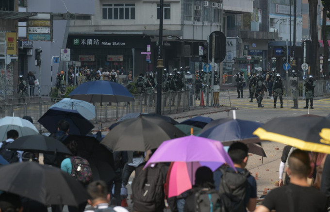 漆咸道南亦有一批持傘示威者聚集。