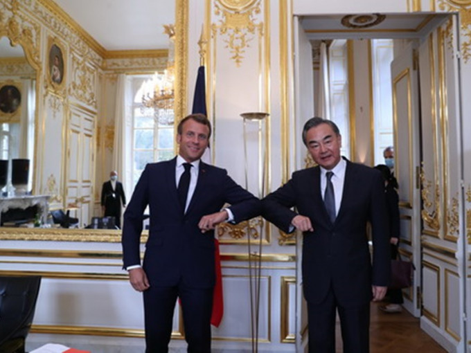 王毅在巴黎愛麗舍宮與馬克龍會晤。中國使館圖片