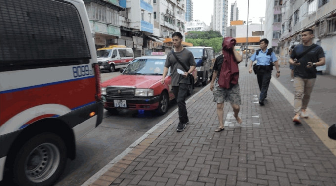 警方接獲女子（穿短褲）報案，指在深水埗南昌街被一名男子搶劫，期間被人叉頸。黎志偉攝